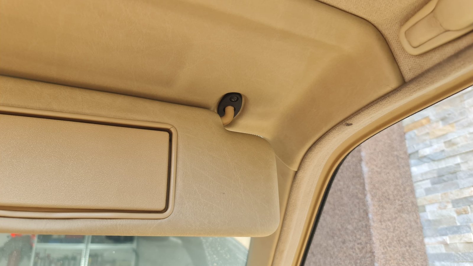3D-printed sun visor holder bracket installed in the W124 headliner